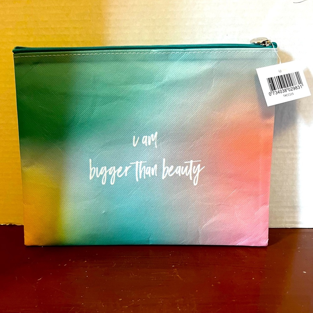♥️Free ♥️ I Am Bigger Than Beauty Cosmetic Bag